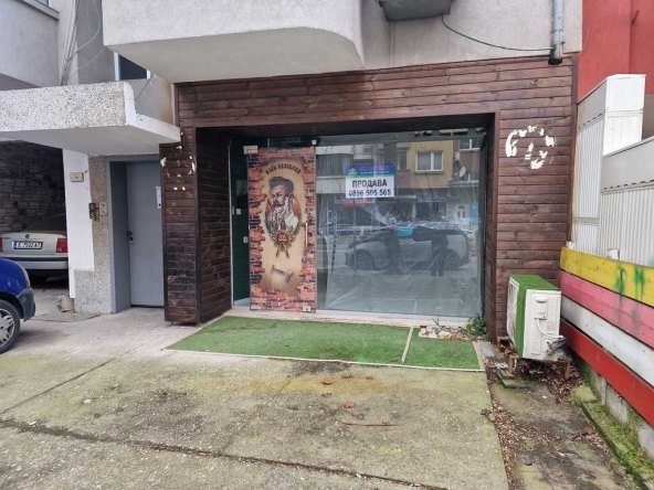 Магазин в Благоевград, Идеален център - 47 кв.м за 1596 €/кв.м - Снимка #1
