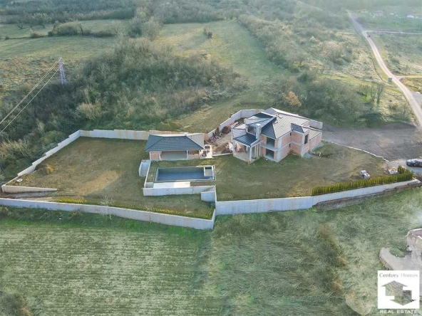 Къща в с. Пчелище, Област Велико Търново - 520 кв.м за 722 €/кв.м - Снимка #1