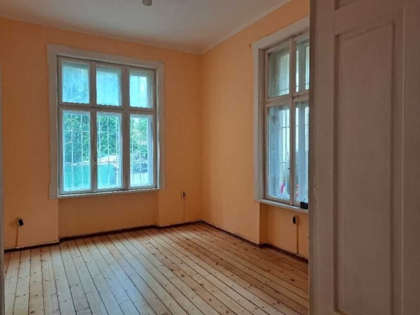 Дава се под наем Етаж от къща в София, Център - 55 кв.м за 357 € - Снимка #1