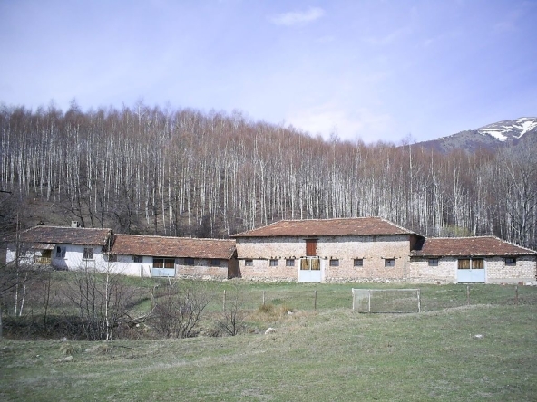 Промишлена сграда в Пирдоп - 632 кв.м за 262 €/кв.м - Снимка #1