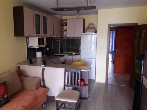 Дава се под наем Тристаен апартамент в Бургас, Лазур - 97 кв.м за 600 € - Снимка #1