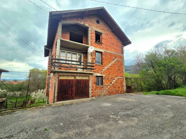 Къща в с. Горна Гращица, Област Кюстендил - 324 кв.м за 124 €/кв.м - Снимка #1