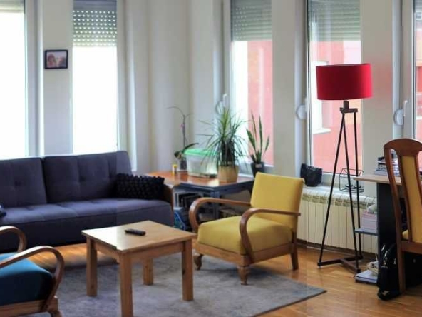 Дава се под наем Четиристаен апартамент в Пловдив, Център - 120 кв.м за 316.2 € - Снимка #1