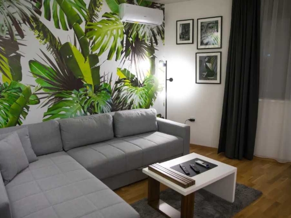 Дава се под наем Двустаен апартамент в Пловдив, Изгрев - 58 кв.м за 200 € - Снимка #1