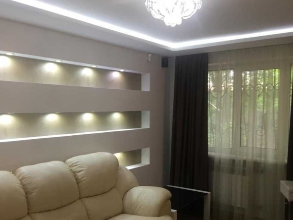 Дава се под наем Тристаен апартамент в Пловдив, Остромила - 97 кв.м за 280.5 € - Снимка #1