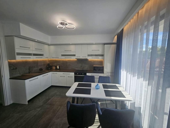 Дава се под наем Тристаен апартамент в Пловдив, Център - 129 кв.м за 1200 € - Снимка #1