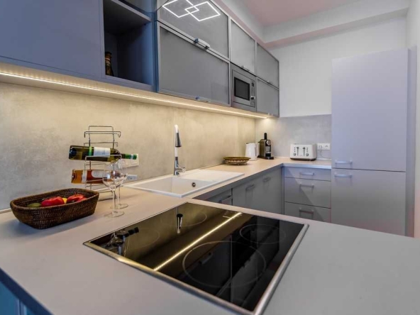 Дава се под наем Двустаен апартамент в София, Център - 65 кв.м за 397.8 € - Снимка #1