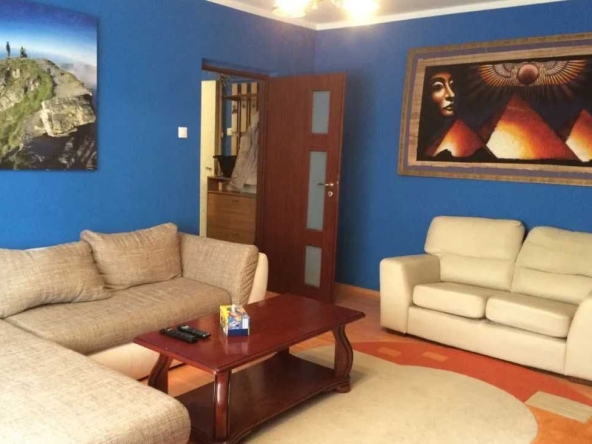 Дава се под наем Тристаен апартамент в Пловдив, Център - 80 кв.м за 341.7 € - Снимка #1