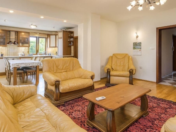 Дава се под наем Четиристаен апартамент в Варна, Чаталджа - 111 кв.м за 720 € - Снимка #1