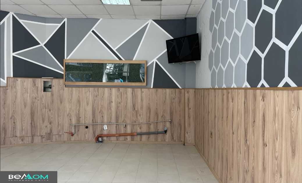 Дава се под наем Магазин в Варна, Червен площад - 32 кв.м за 765 € - Снимка #1