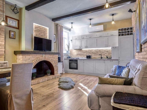 Дава се под наем Тристаен апартамент в Бургас, Център - 70 кв.м за 765 € - Снимка #1