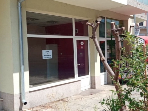 Дава се под наем Магазин в Враца, Център - 18 кв.м за 348.84 € - Снимка #1