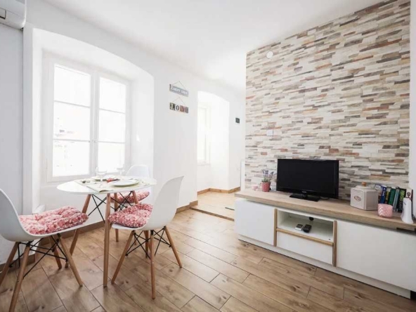 Дава се под наем Едностаен апартамент в Пловдив, Гагарин - 41 кв.м за 183.6 € - Снимка #1