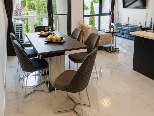 Дава се под наем Тристаен апартамент в Варна, м-т Св. Никола - 125 кв.м за 1400 € - Снимка #1