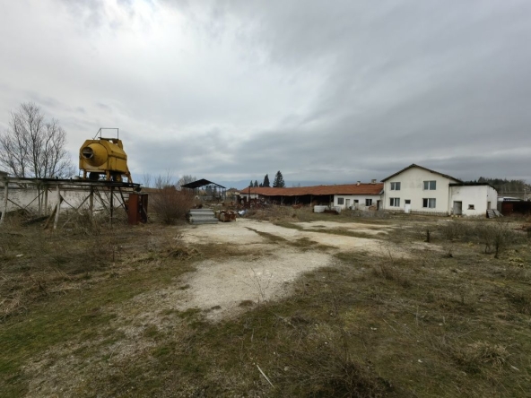 Дава се под наем Промишлена сграда в Разлог - 4081 кв.м за 306 € - Снимка #1