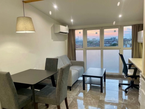 Дава се под наем Тристаен апартамент в София, Център - 45 кв.м за 550 € - Снимка #1