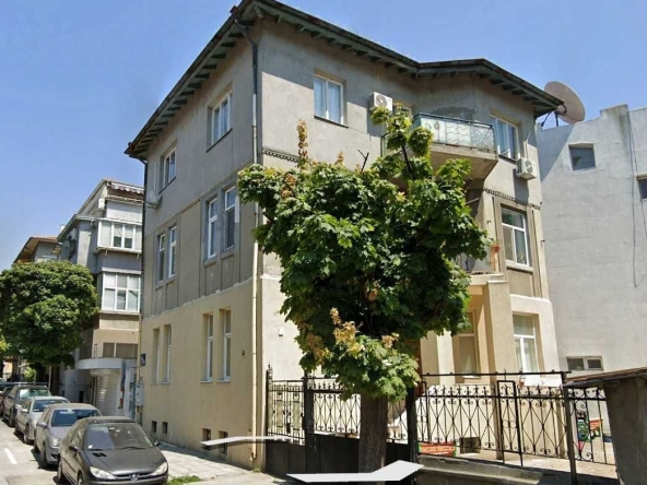 Тристаен апартамент в Варна, Гръцка махала - 105 кв.м за 1 €/кв.м - Снимка #1