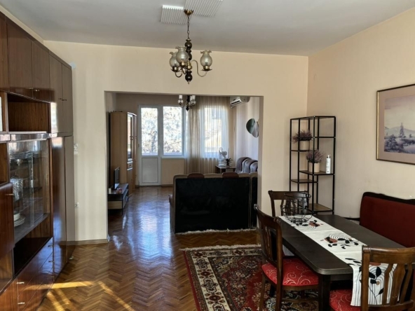 Дава се под наем Тристаен апартамент в Пловдив, Център - 100 кв.м за 475 € - Снимка #1