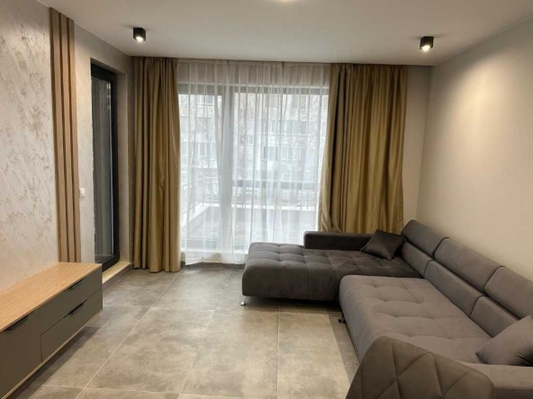 Дава се под наем Двустаен апартамент в Варна, Център - 65 кв.м за 897.6 € - Снимка #1