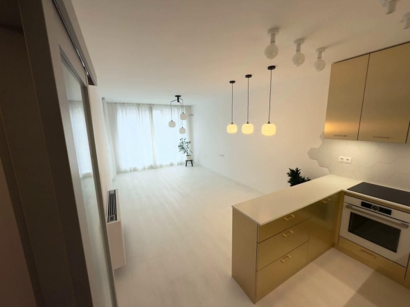 Дава се под наем Тристаен апартамент в София, Банишора - 94 кв.м за 880 € - Снимка #1