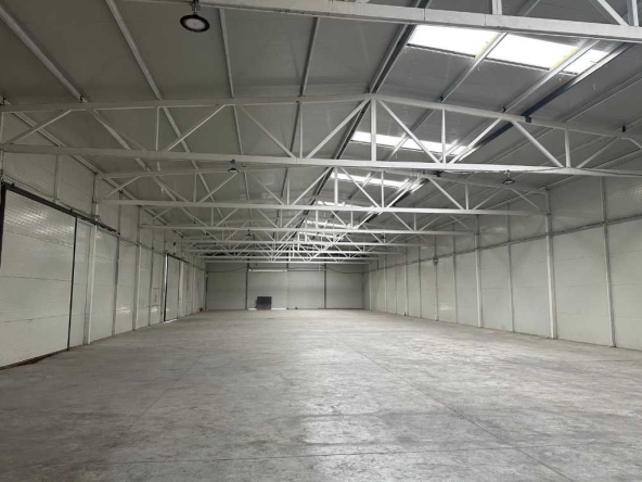 Дава се под наем Склад в Варна, Център - 1100 кв.м за 5984.34 € - Снимка #1