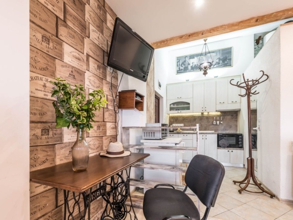 Дава се под наем Едностаен апартамент в Варна, Гръцка махала - 31 кв.м за 459 € - Снимка #1