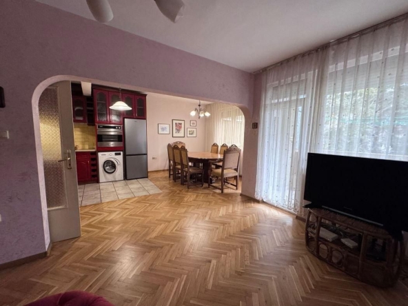 Дава се под наем Тристаен апартамент в Варна, Конфуто - 100 кв.м за 700 € - Снимка #1