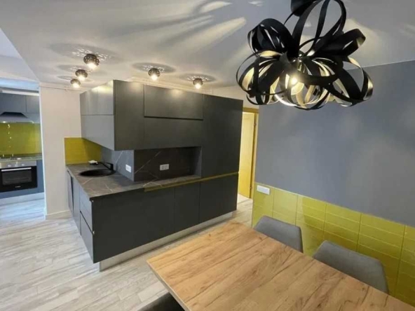 Дава се под наем Тристаен апартамент в Бургас, Изгрев - 110 кв.м за 510 € - Снимка #1