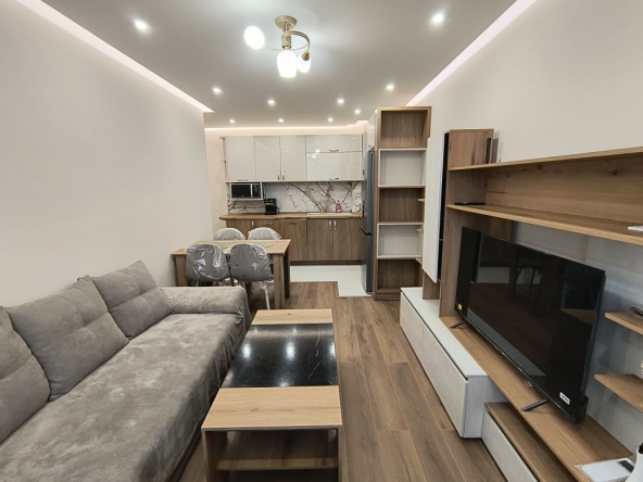 Дава се под наем Тристаен апартамент в Пловдив, Южен - 92 кв.м за 612 € - Снимка #1