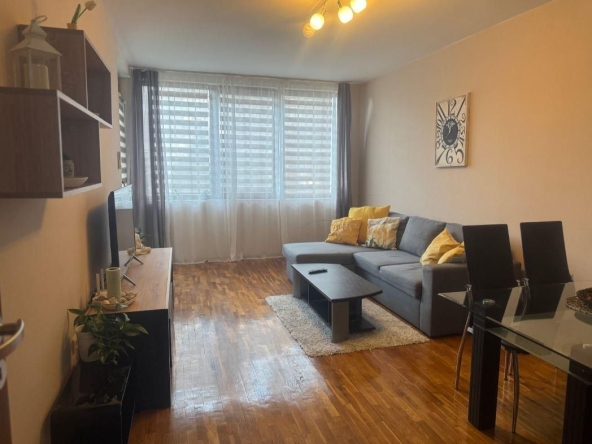 Дава се под наем Двустаен апартамент в к.к. Св.Св. Константин и Елена - 70 кв.м за 818 € - Снимка #1