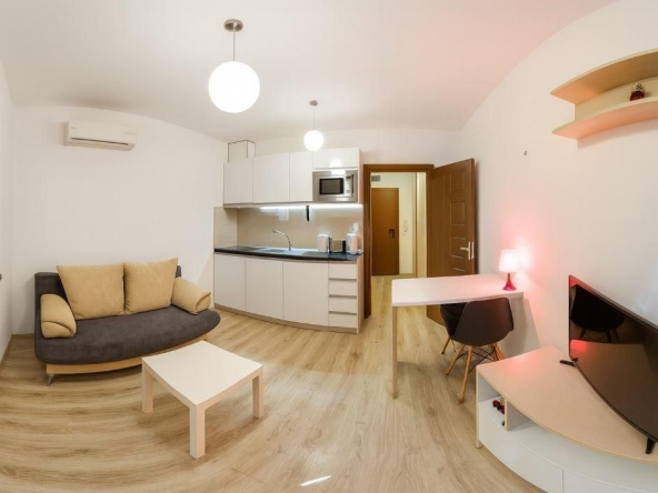 Дава се под наем Едностаен апартамент в Варна, Червен площад - 30 кв.м за 375 € - Снимка #1