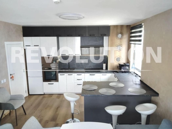 Дава се под наем Тристаен апартамент в Варна, Младост 1 - 100 кв.м за 800 € - Снимка #1