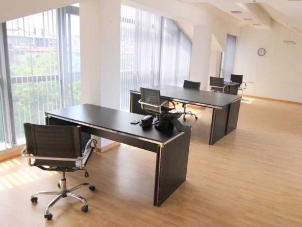 Дава се под наем Офис в Варна, Червен площад - 70 кв.м за 612 € - Снимка #1