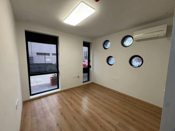 Дава се под наем Офис в София, Кръстова вада - 20 кв.м за 498.27 € - Снимка #1