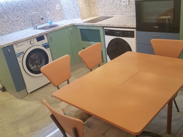 Дава се под наем Едностаен апартамент в Враца, Квартал 103 - 55 кв.м за 255 € - Снимка #1