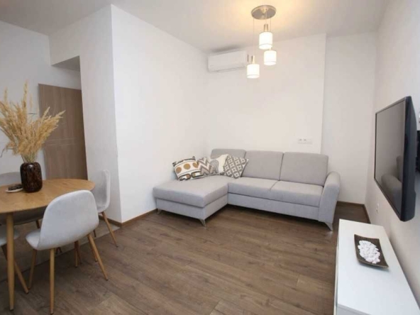 Дава се под наем Тристаен апартамент в София, Център - 83 кв.м за 947.58 € - Снимка #1