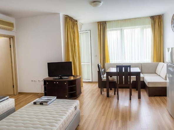 Дава се под наем Двустаен апартамент в к.к. Златни пясъци - 58 кв.м за 450 € - Снимка #1