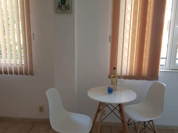 Дава се под наем Едностаен апартамент в Русе, Център - 32 кв.м за 193.8 € - Снимка #1