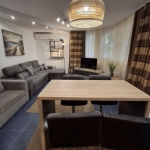 Дава се под наем Тристаен апартамент в Варна, Базар Левски - 130 кв.м за 800 € - Снимка #1