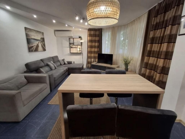 Дава се под наем Тристаен апартамент в Варна, Базар Левски - 130 кв.м за 800 € - Снимка #1