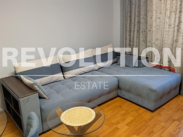 Дава се под наем Двустаен апартамент в к.к. Св.Св. Константин и Елена - 60 кв.м за 600 € - Снимка #1