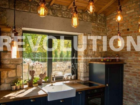 Дава се под наем Къща в к.к. Св.Св. Константин и Елена - 120 кв.м за 1695.24 € - Снимка #1