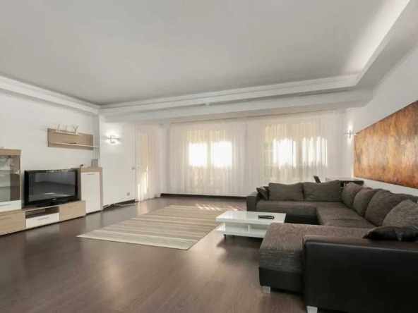 Дава се под наем Тристаен апартамент в Пловдив, Съдийски - 90 кв.м за 341.7 € - Снимка #1