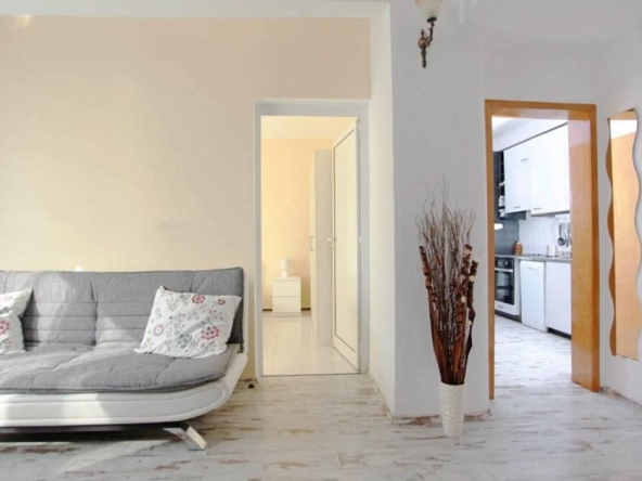 Дава се под наем Тристаен апартамент в София, Център - 60 кв.м за 699 € - Снимка #1