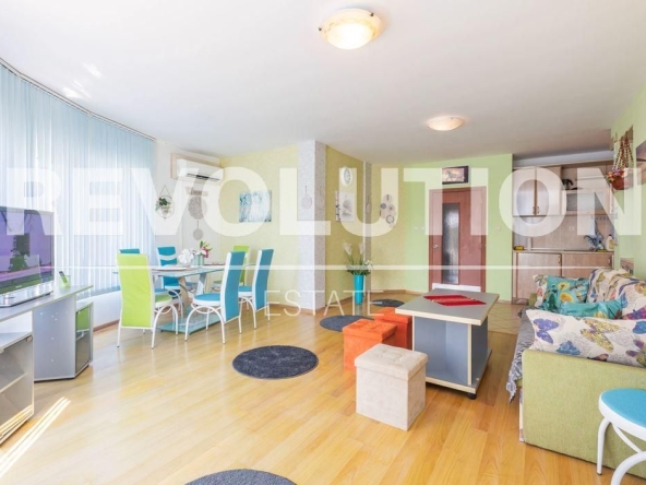 Дава се под наем Четиристаен апартамент в Варна, Център - 130 кв.м за 897.6 € - Снимка #1