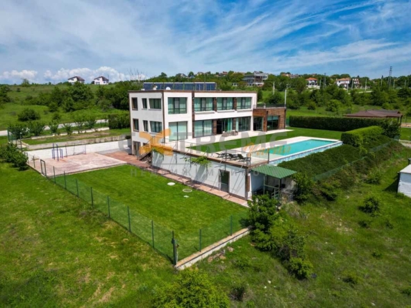 Къща в с. Баново, Област Варна - 695 кв.м за 1310 €/кв.м - Снимка #1