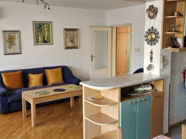 Дава се под наем Тристаен апартамент в Пловдив, Център - 96 кв.м за 560 € - Снимка #1