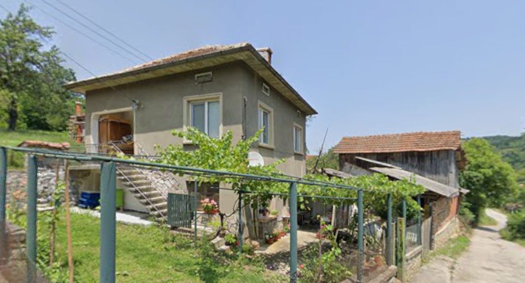 Дава се под наем Къща в с. Лопян, Област София-област - 200 кв.м за 153 € - Снимка #1