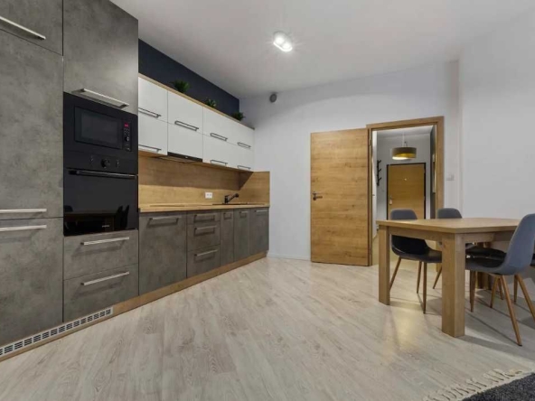 Дава се под наем Тристаен апартамент в Пловдив, Южен - 92 кв.м за 265 € - Снимка #1