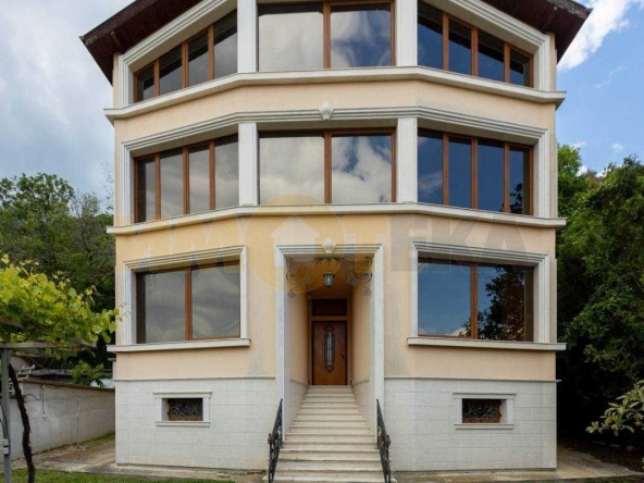 Къща в Аксаково - 390 кв.м за 895 €/кв.м - Снимка #1